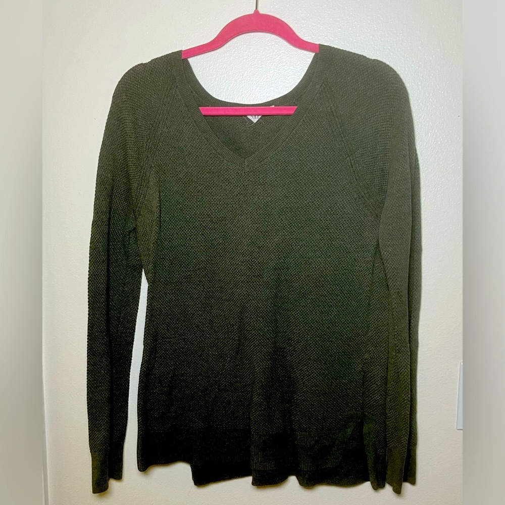 Women’s khaki green light sweater long sleeve Gap size Medium